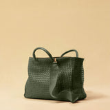 Die Handbag Cabas Standard von LABEL17 ist eine leichte Handtasche aus geschmeidigem, pflanzlich gegerbtem Nappaleder. Die von Hand geflochtene Tasche hat einen Reissverschluss und abnehmbaren Schulterriemen und ist innen mit Leder und einer verschliessbaren Innentasche ausgestattet.