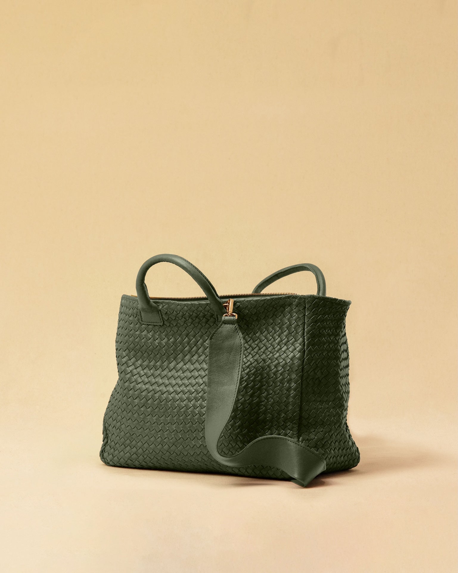 Die Handbag Cabas Standard von LABEL17 ist eine leichte Handtasche aus geschmeidigem, pflanzlich gegerbtem Nappaleder. Die von Hand geflochtene Tasche hat einen Reissverschluss und abnehmbaren Schulterriemen und ist innen mit Leder und einer verschliessbaren Innentasche ausgestattet.