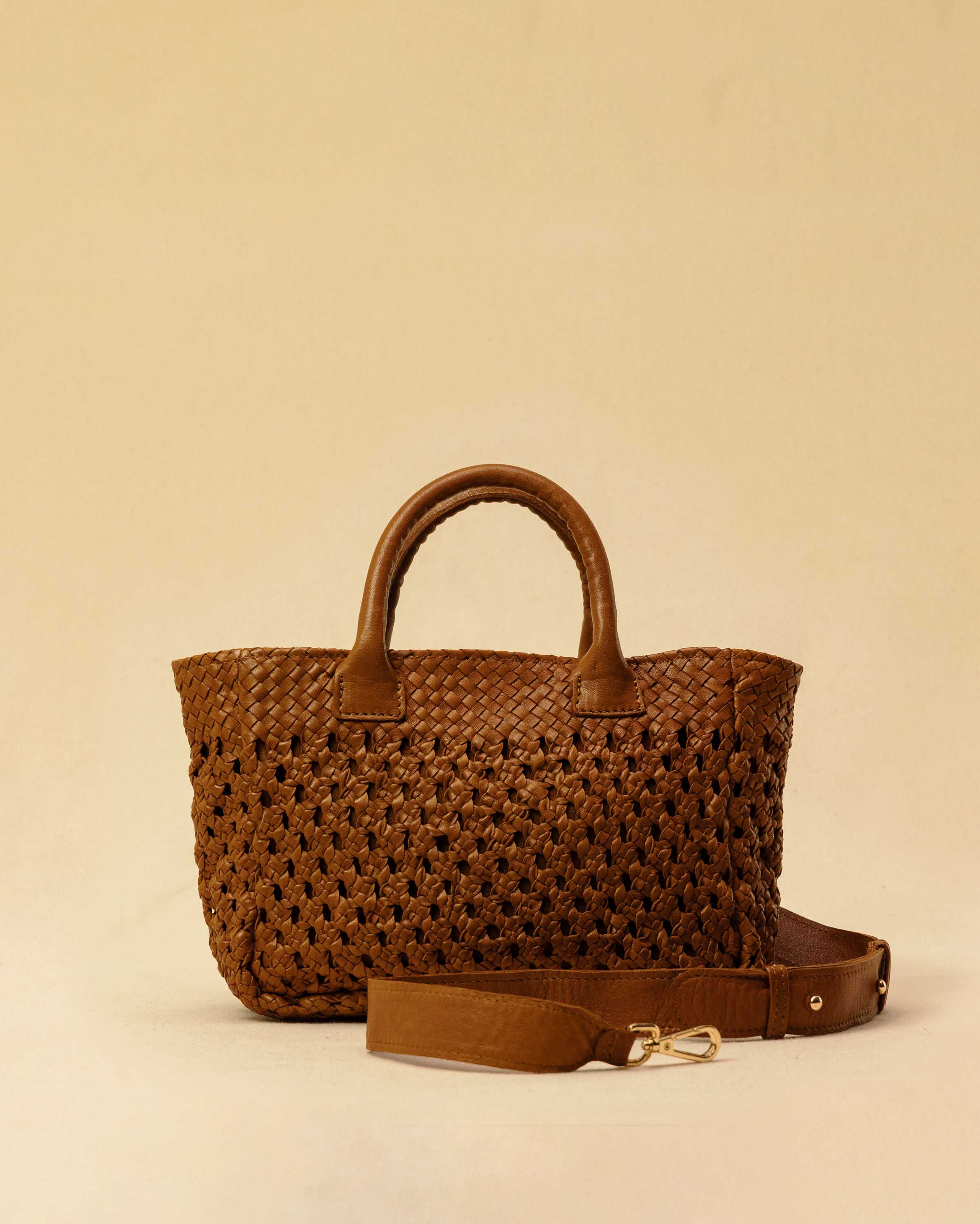 The Handbag Cabas Lalla Mini by LABEL17 is the smallest version of the popular Cabas line – a lightweight handbag made from supple, vegetable-tanned nappa leather. Crafted with a unique braiding technique it comes with a zip closure and an adjustable, detachable shoulder strap. The leather-lined interior features a secure inner pocket. Wear it crossbody or carry it by hand – perfect for your essentials on the go. Handmade in Morocco.