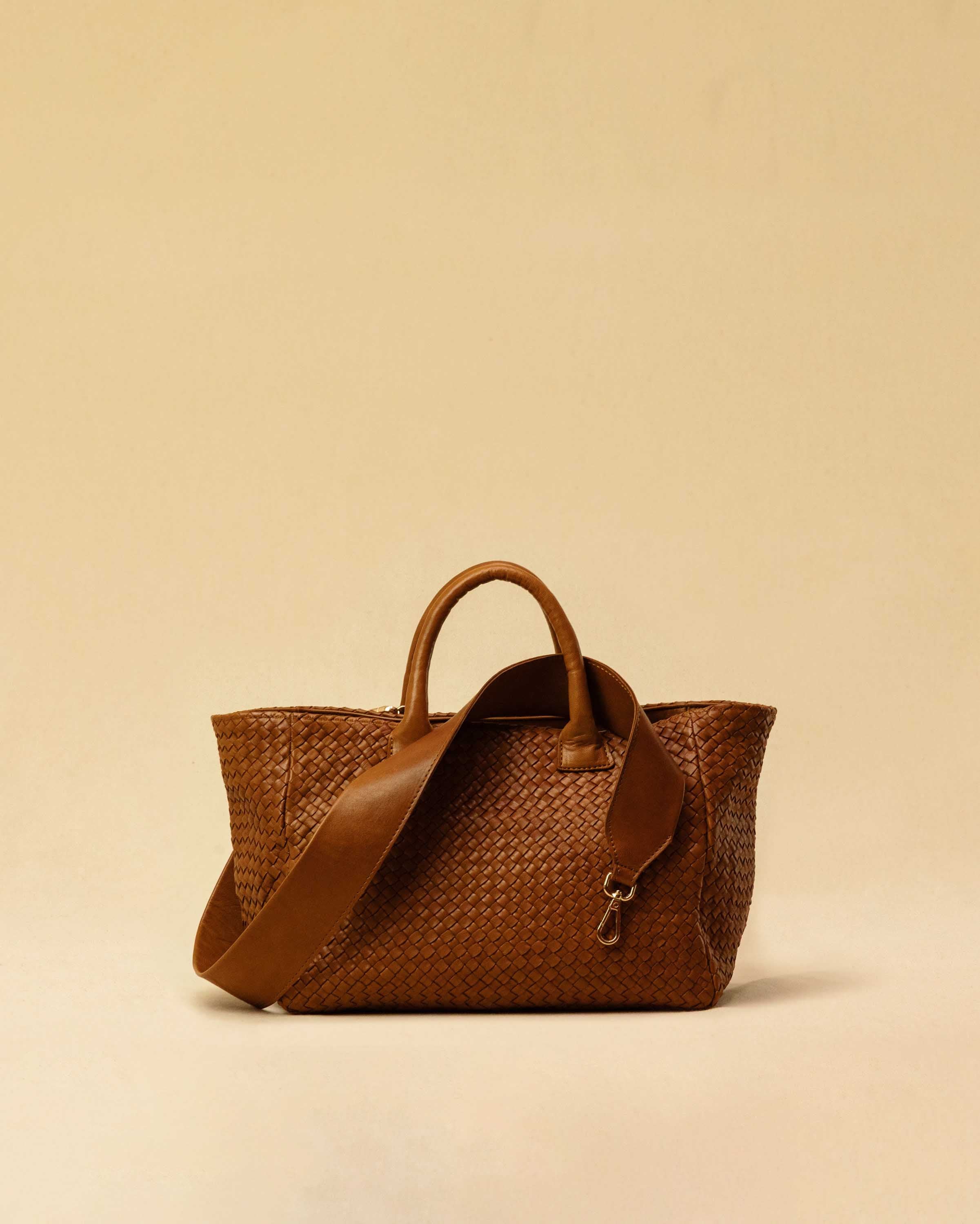 The Cabas Medium by LABEL17 is a lightweight handbag crafted from supple, vegetable-tanned nappa leather. Hand-braided and finished with a zip closure and detachable shoulder strap, it features a leather-lined interior with a secure inner pocket – combining refined design with everyday functionality. Handmade in Morocco.