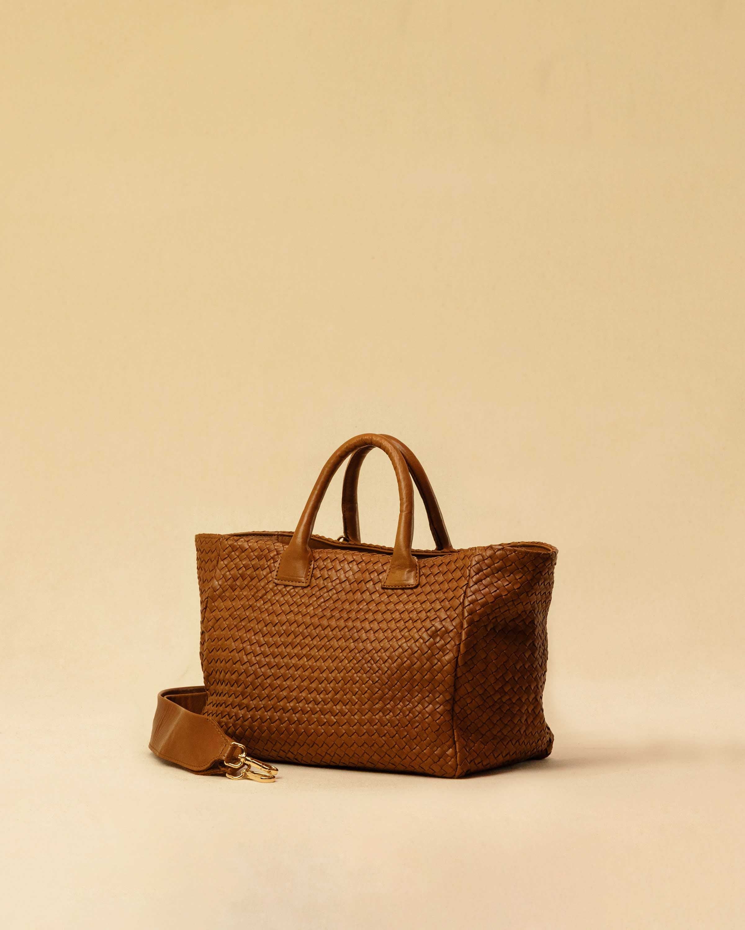 The Cabas Medium by LABEL17 is a lightweight handbag crafted from supple, vegetable-tanned nappa leather. Hand-braided and finished with a zip closure and detachable shoulder strap, it features a leather-lined interior with a secure inner pocket – combining refined design with everyday functionality. Handmade in Morocco.