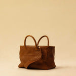 The Cabas Medium by LABEL17 is a lightweight handbag crafted from supple, vegetable-tanned nappa leather. Hand-braided and finished with a zip closure and detachable shoulder strap, it features a leather-lined interior with a secure inner pocket – combining refined design with everyday functionality. Handmade in Morocco.