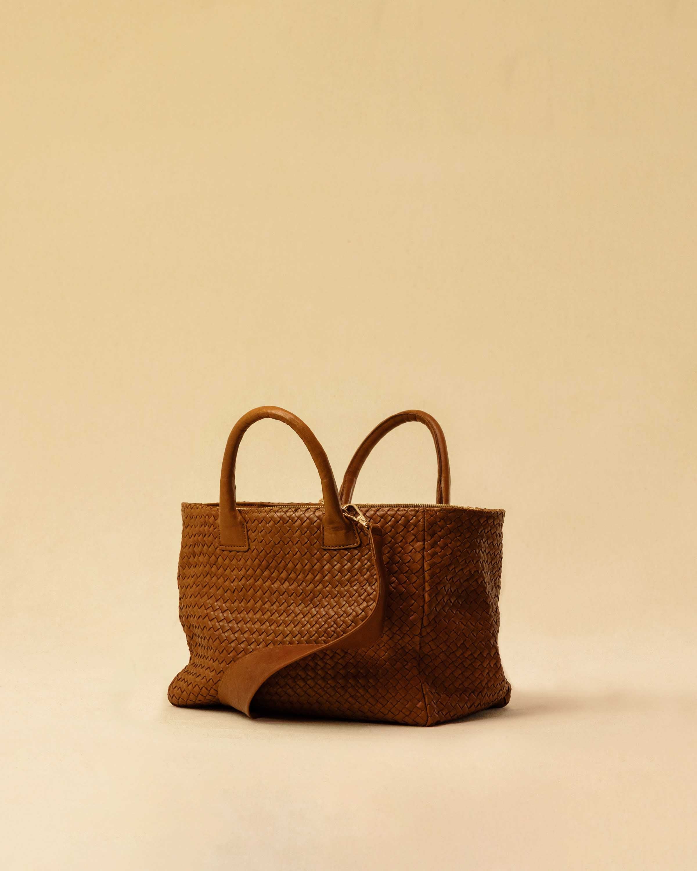 The Cabas Medium by LABEL17 is a lightweight handbag crafted from supple, vegetable-tanned nappa leather. Hand-braided and finished with a zip closure and detachable shoulder strap, it features a leather-lined interior with a secure inner pocket – combining refined design with everyday functionality. Handmade in Morocco.