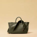 The Handbag Cabas Medium by LABEL17 is hand-braided from soft Nappa leather. With its clear shape, practical format and a design that combines function and style, it is the ideal companion for every day.