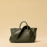 The Handbag Cabas Medium by LABEL17 is hand-braided from soft Nappa leather. With its clear shape, practical format and a design that combines function and style, it is the ideal companion for every day.