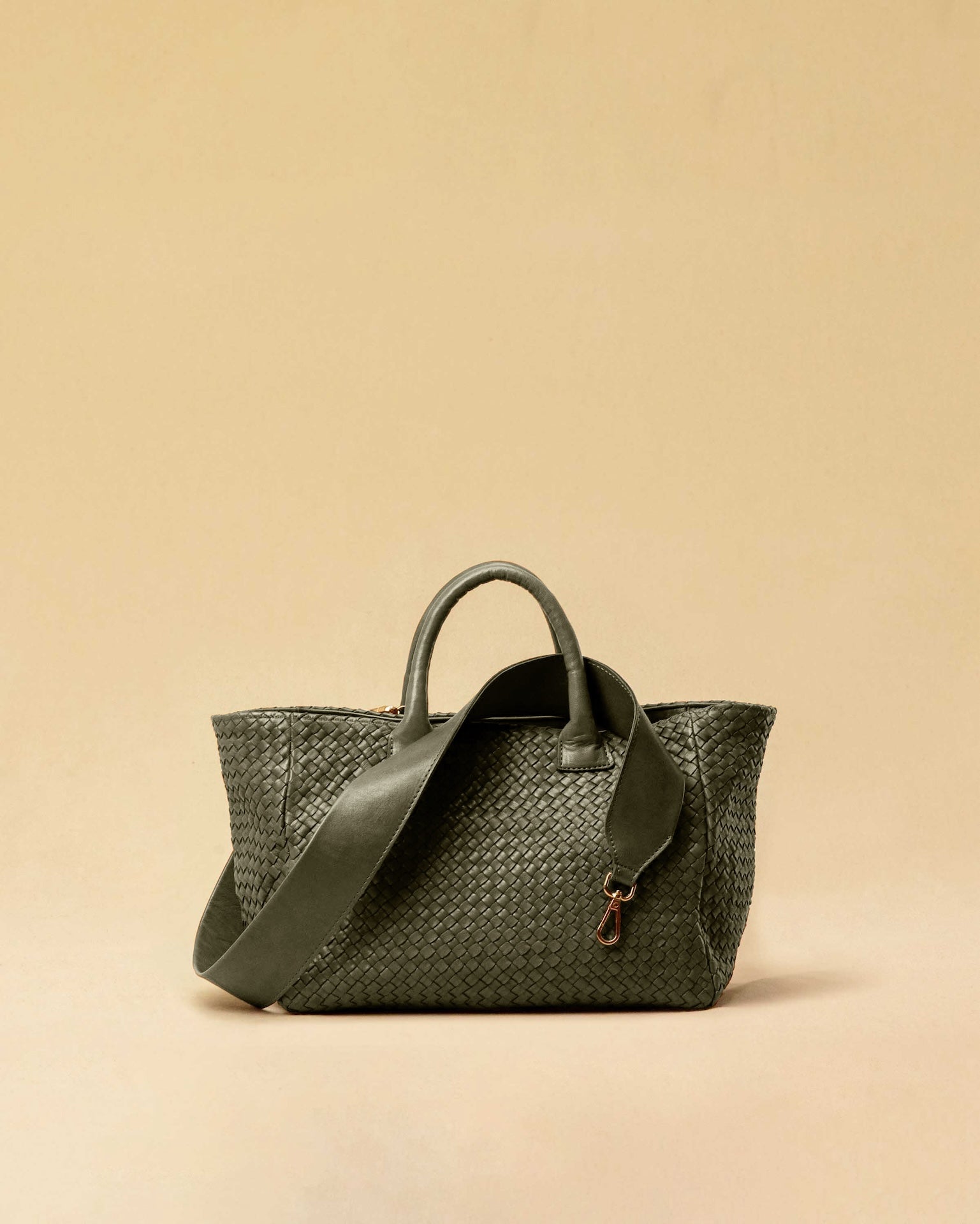 The Handbag Cabas Medium by LABEL17 is hand-braided from soft Nappa leather. With its clear shape, practical format and a design that combines function and style, it is the ideal companion for every day.