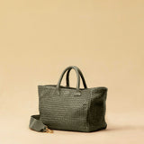 The Handbag Cabas Medium by LABEL17 is hand-braided from soft Nappa leather. With its clear shape, practical format and a design that combines function and style, it is the ideal companion for every day.