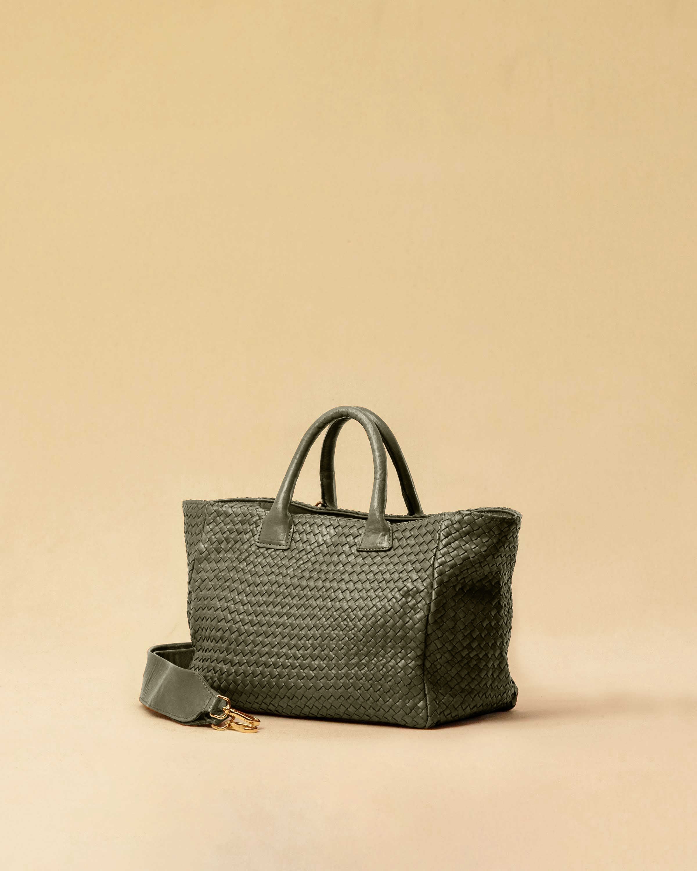 The Handbag Cabas Medium by LABEL17 is hand-braided from soft Nappa leather. With its clear shape, practical format and a design that combines function and style, it is the ideal companion for every day.