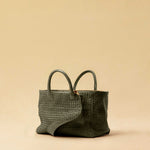 The Handbag Cabas Medium by LABEL17 is hand-braided from soft Nappa leather. With its clear shape, practical format and a design that combines function and style, it is the ideal companion for every day.