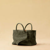 The Handbag Cabas Medium by LABEL17 is hand-braided from soft Nappa leather. With its clear shape, practical format and a design that combines function and style, it is the ideal companion for every day.