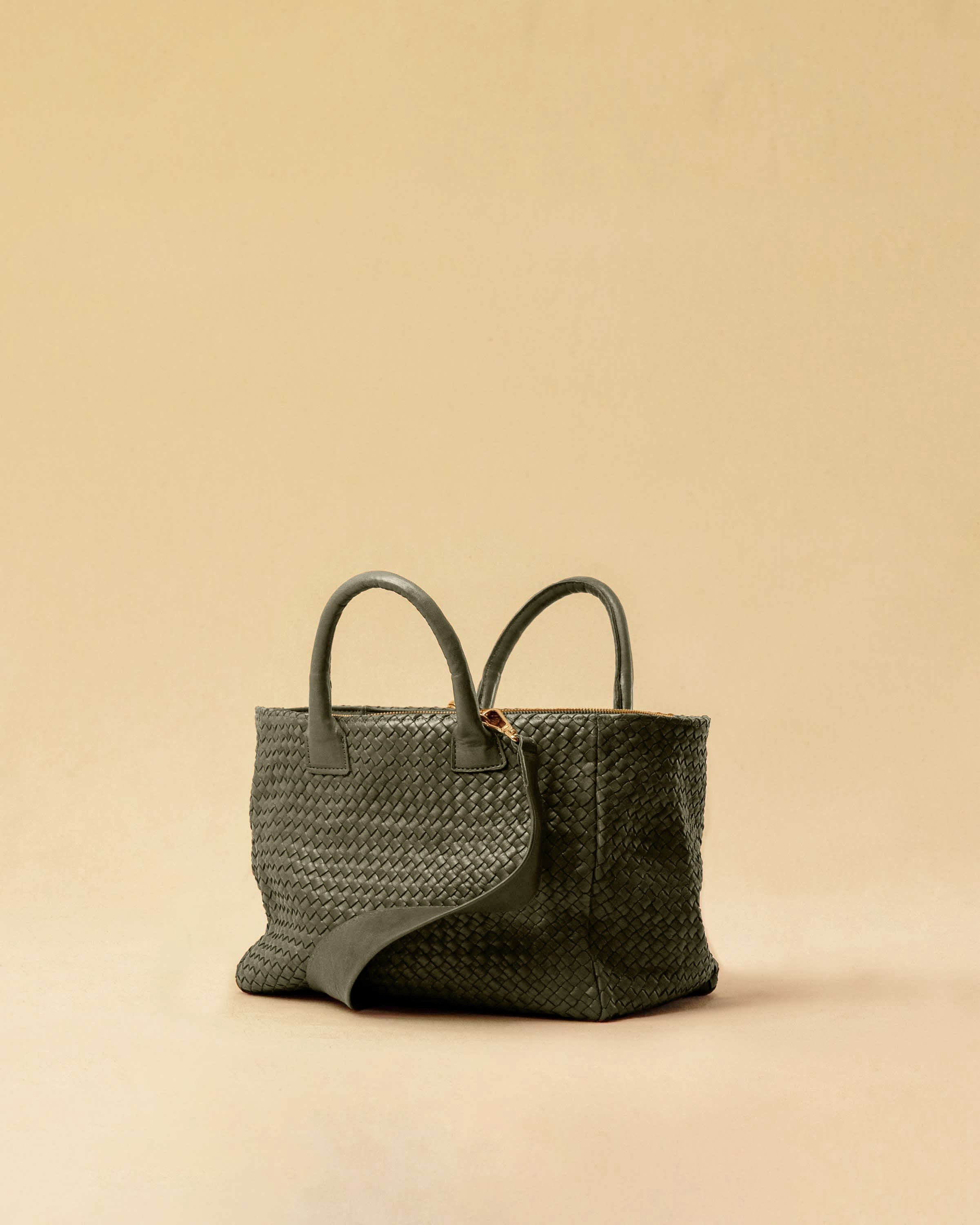 The Handbag Cabas Medium by LABEL17 is hand-braided from soft Nappa leather. With its clear shape, practical format and a design that combines function and style, it is the ideal companion for every day.