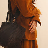 The Handbag Cabas Medium by LABEL17 is hand-braided from soft Nappa leather. With its clear shape, practical format and a design that combines function and style, it is the ideal companion for every day.