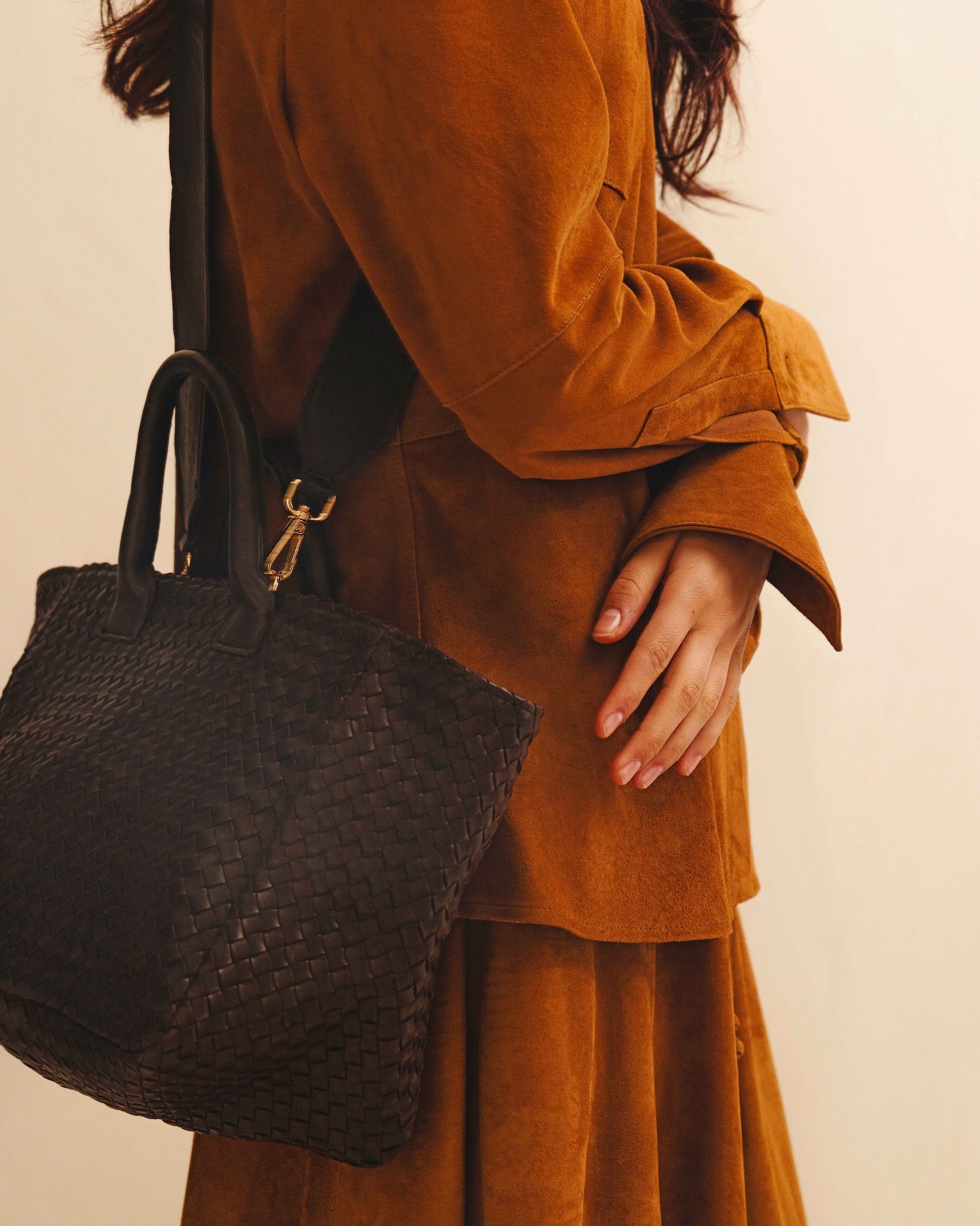 The Handbag Cabas Medium by LABEL17 is hand-braided from soft Nappa leather. With its clear shape, practical format and a design that combines function and style, it is the ideal companion for every day.