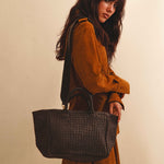 The Handbag Cabas Medium by LABEL17 is hand-braided from soft Nappa leather. With its clear shape, practical format and a design that combines function and style, it is the ideal companion for every day.