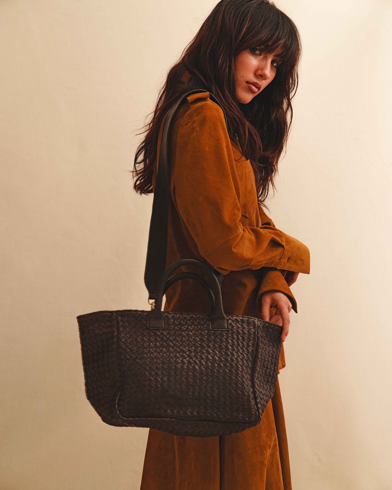 The Handbag Cabas Medium by LABEL17 is hand-braided from soft Nappa leather. With its clear shape, practical format and a design that combines function and style, it is the ideal companion for every day.