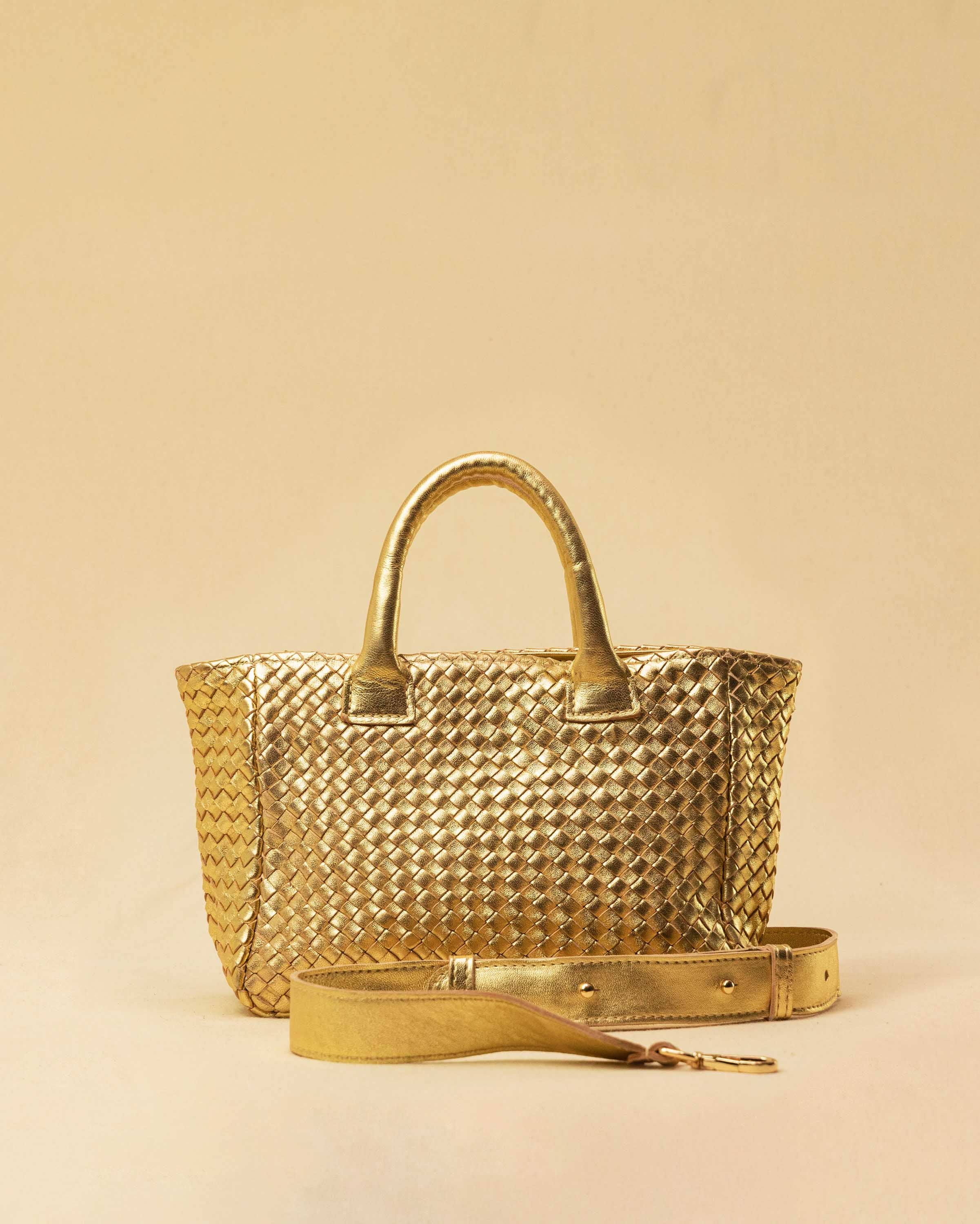 The Handbag Cabas Mini by LABEL17 is the smallest version of the popular Cabas line – a lightweight handbag made from supple, vegetable-tanned nappa leather. Hand-braided, with a zip closure and an adjustable, detachable shoulder strap. The leather-lined interior features a secure inner pocket. Wear it crossbody or carry it by hand – perfect for your essentials on the go. Handmade in Morocco.