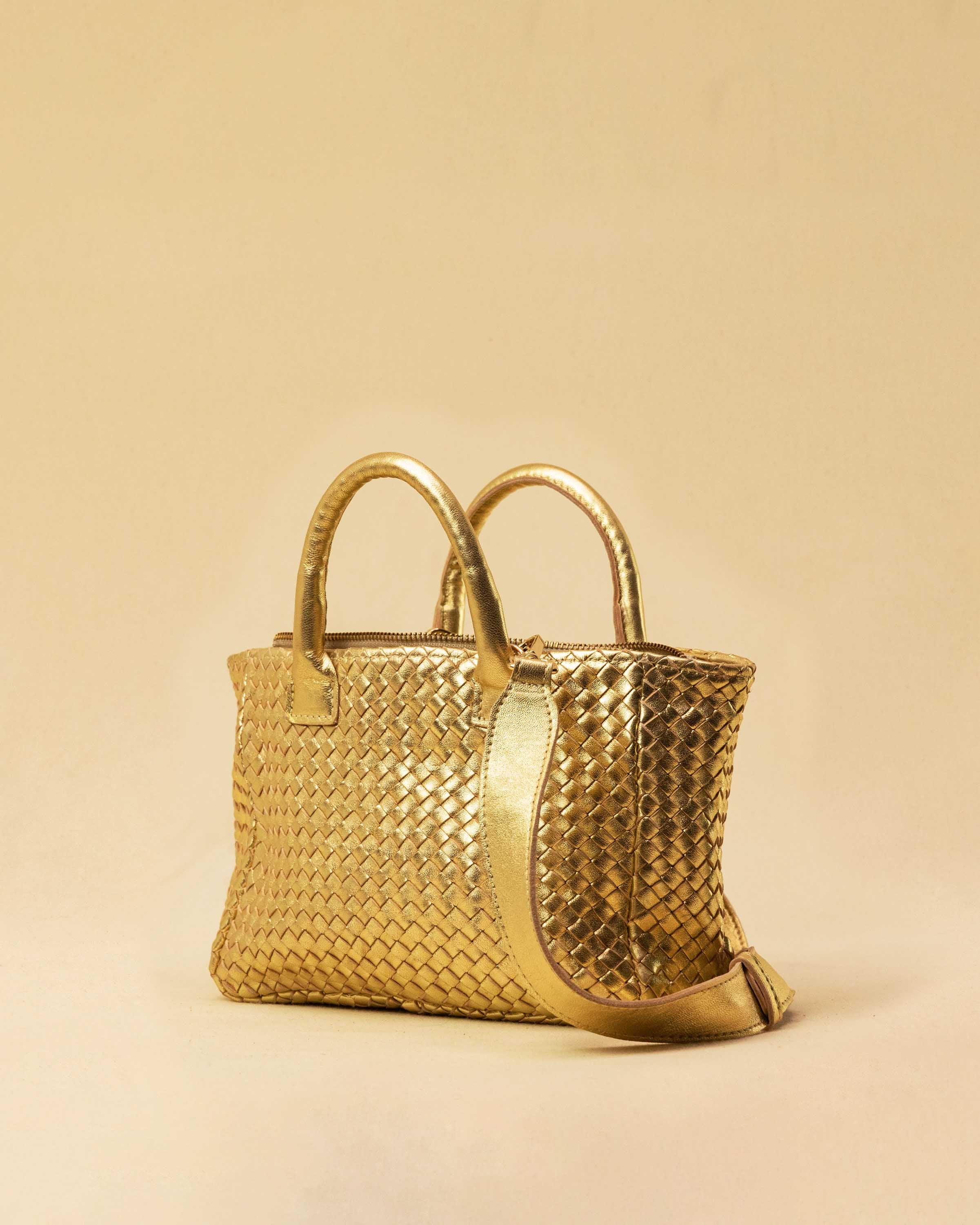 The Handbag Cabas Mini by LABEL17 is the smallest version of the popular Cabas line – a lightweight handbag made from supple, vegetable-tanned nappa leather. Hand-braided, with a zip closure and an adjustable, detachable shoulder strap. The leather-lined interior features a secure inner pocket. Wear it crossbody or carry it by hand – perfect for your essentials on the go. Handmade in Morocco.