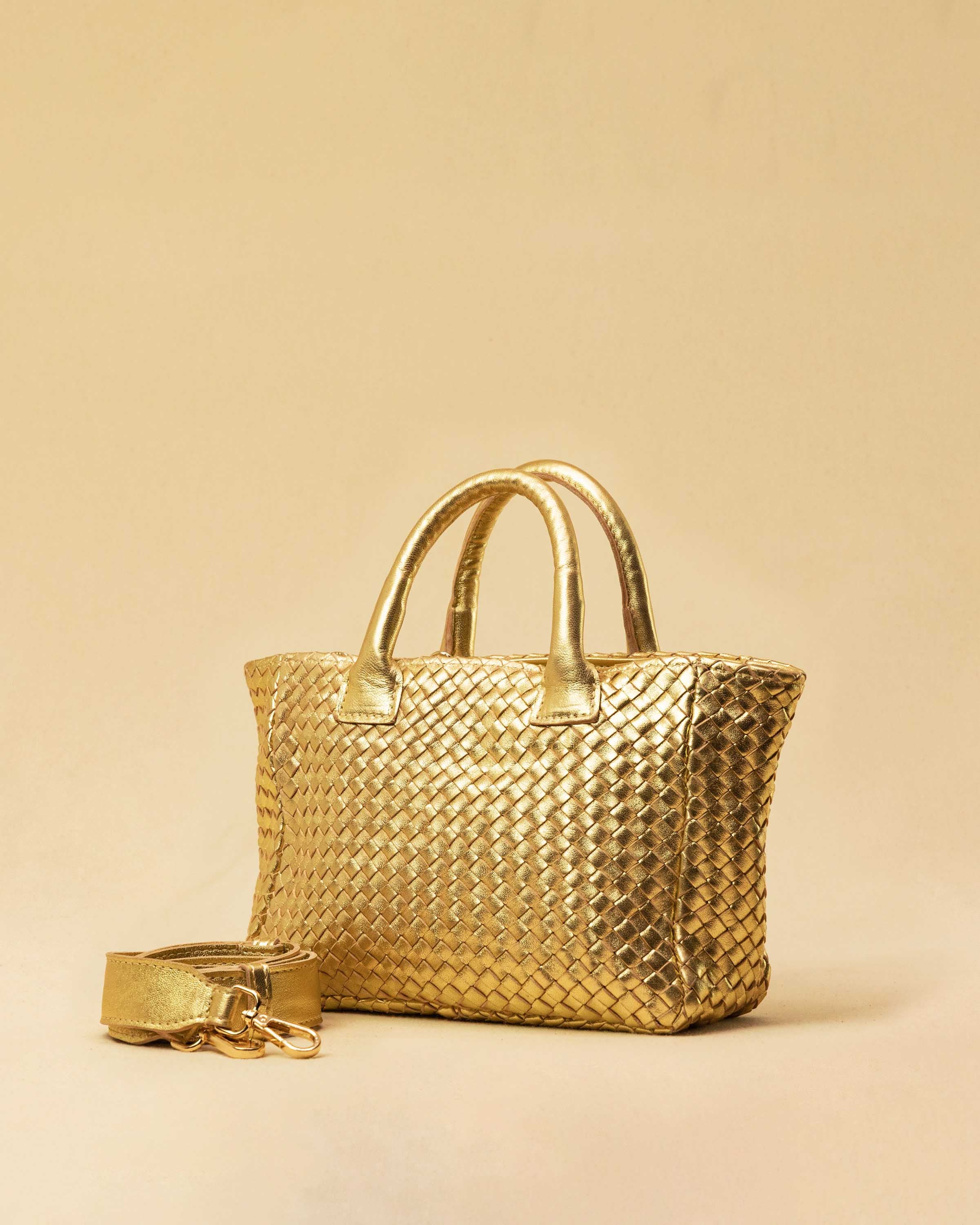 The Handbag Cabas Mini by LABEL17 is the smallest version of the popular Cabas line – a lightweight handbag made from supple, vegetable-tanned nappa leather. Hand-braided, with a zip closure and an adjustable, detachable shoulder strap. The leather-lined interior features a secure inner pocket. Wear it crossbody or carry it by hand – perfect for your essentials on the go. Handmade in Morocco.