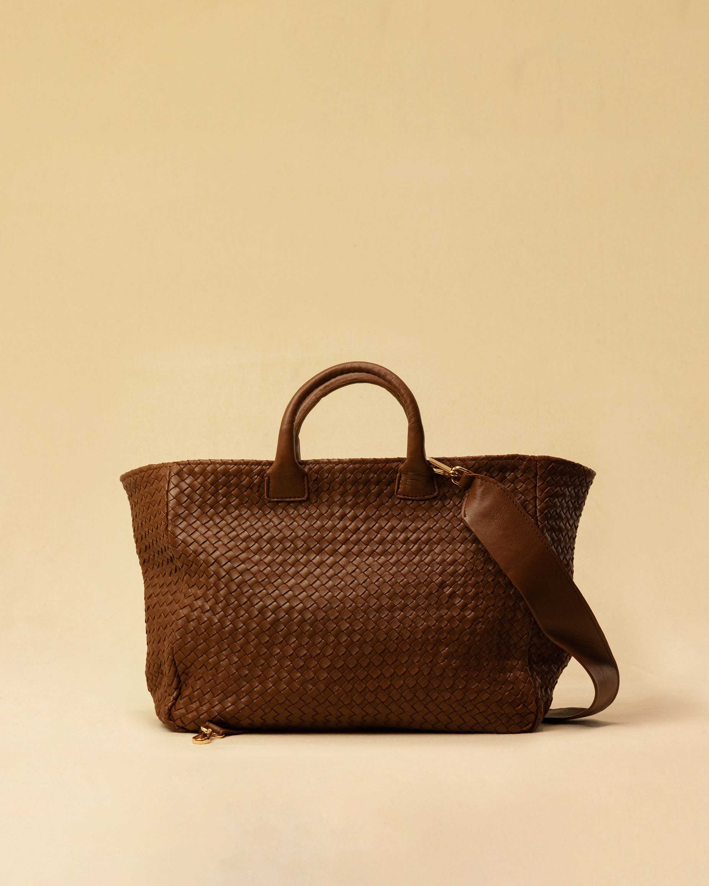 The Cabas Standard by LABEL17 is a larger version of the Cabas Medium – a lightweight handbag made from supple, vegetable-tanned nappa leather. Hand-braided, it features a zip closure, detachable shoulder strap, and a leather-lined interior with a secure inner pocket.
Spacious enough to fit your 14“ laptop in our Laptop Case 14 – perfect for a stylish everyday routine. Handmade in Morocco