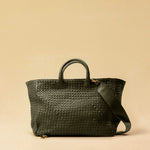 Die Handbag Cabas Standard von LABEL17 ist eine leichte Handtasche aus geschmeidigem, pflanzlich gegerbtem Nappaleder. Die von Hand geflochtene Tasche hat einen Reissverschluss und abnehmbaren Schulterriemen und ist innen mit Leder und einer verschliessbaren Innentasche ausgestattet.