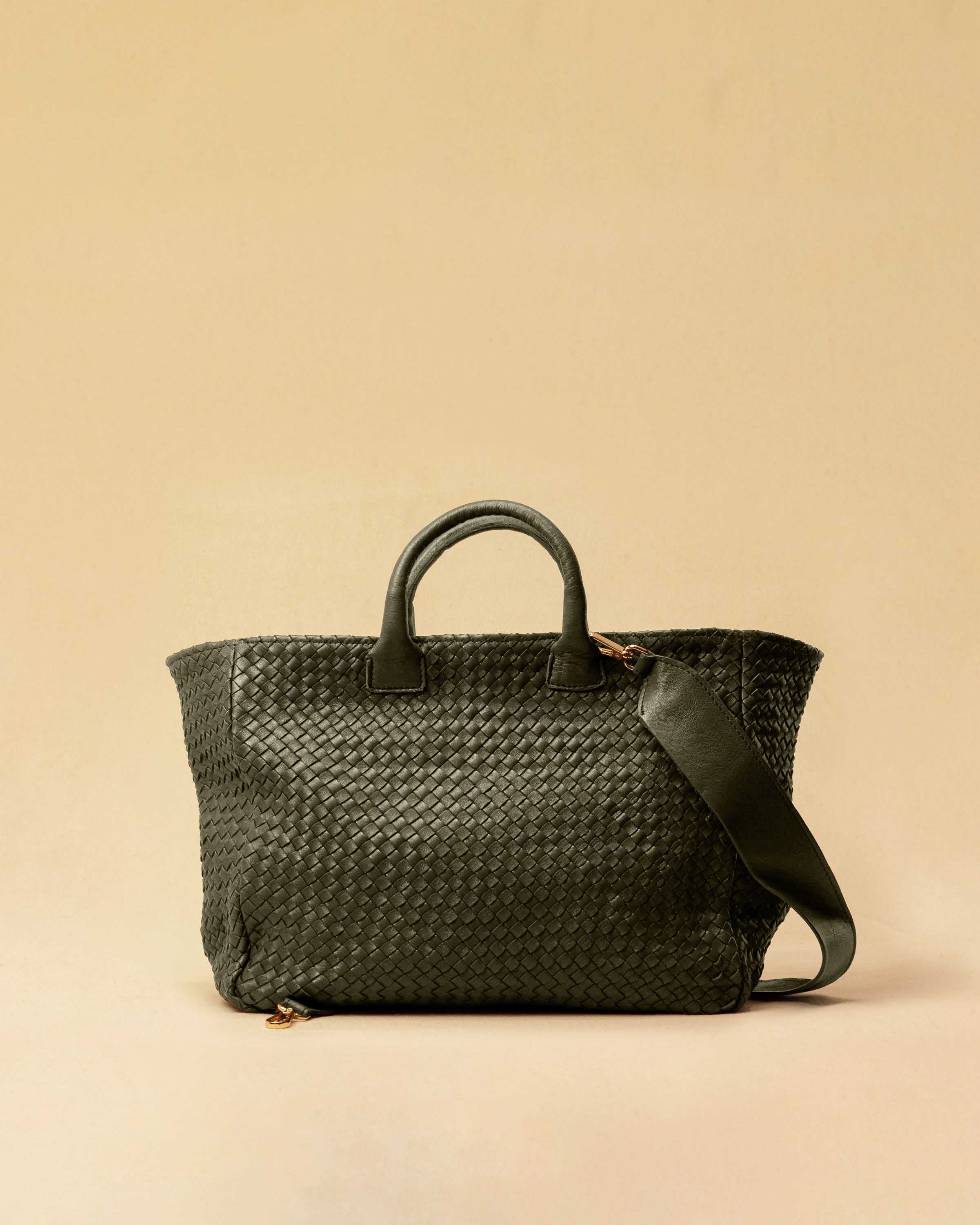 Die Handbag Cabas Standard von LABEL17 ist eine leichte Handtasche aus geschmeidigem, pflanzlich gegerbtem Nappaleder. Die von Hand geflochtene Tasche hat einen Reissverschluss und abnehmbaren Schulterriemen und ist innen mit Leder und einer verschliessbaren Innentasche ausgestattet.