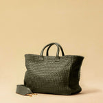 Die Handbag Cabas Standard von LABEL17 ist eine leichte Handtasche aus geschmeidigem, pflanzlich gegerbtem Nappaleder. Die von Hand geflochtene Tasche hat einen Reissverschluss und abnehmbaren Schulterriemen und ist innen mit Leder und einer verschliessbaren Innentasche ausgestattet.