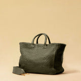 Die Handbag Cabas Standard von LABEL17 ist eine leichte Handtasche aus geschmeidigem, pflanzlich gegerbtem Nappaleder. Die von Hand geflochtene Tasche hat einen Reissverschluss und abnehmbaren Schulterriemen und ist innen mit Leder und einer verschliessbaren Innentasche ausgestattet.