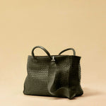 Die Handbag Cabas Standard von LABEL17 ist eine leichte Handtasche aus geschmeidigem, pflanzlich gegerbtem Nappaleder. Die von Hand geflochtene Tasche hat einen Reissverschluss und abnehmbaren Schulterriemen und ist innen mit Leder und einer verschliessbaren Innentasche ausgestattet.