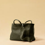 Die Handbag Cabas Standard von LABEL17 ist eine leichte Handtasche aus geschmeidigem, pflanzlich gegerbtem Nappaleder. Die von Hand geflochtene Tasche hat einen Reissverschluss und abnehmbaren Schulterriemen und ist innen mit Leder und einer verschliessbaren Innentasche ausgestattet.