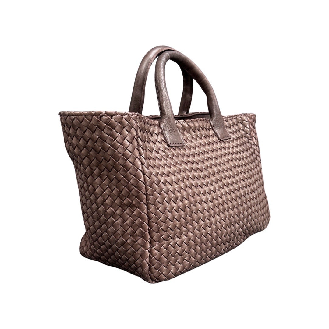 Handbag Cabas Tresse Medium: Leichte Handtasche, von Hand geflochten, geschmeidiges, pflanzlich gegerbtes Lamm-Nappaleder, LABEL17