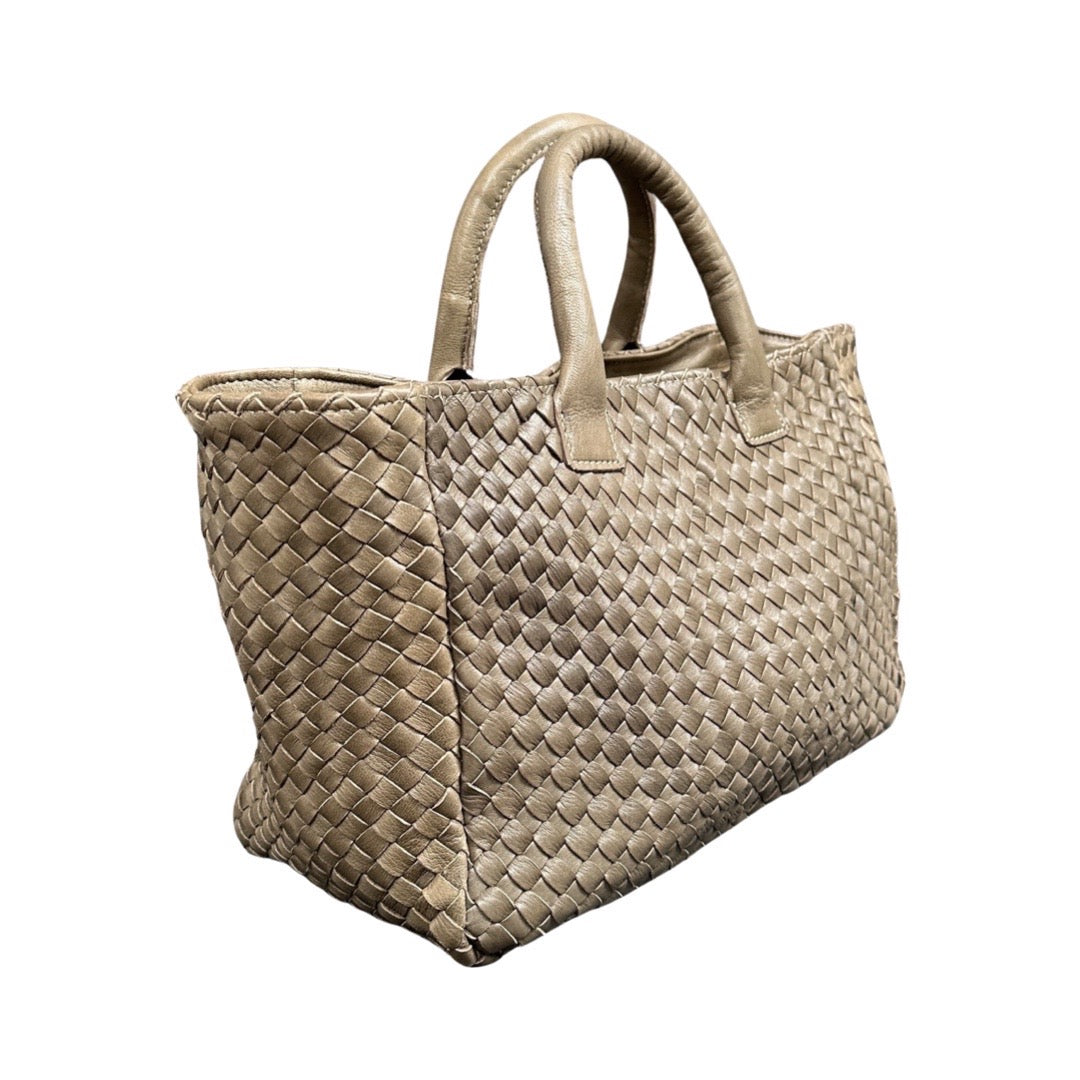 Handbag Cabas Tresse Medium: Leichte Handtasche, von Hand geflochten, geschmeidiges, pflanzlich gegerbtes Lamm-Nappaleder, LABEL17