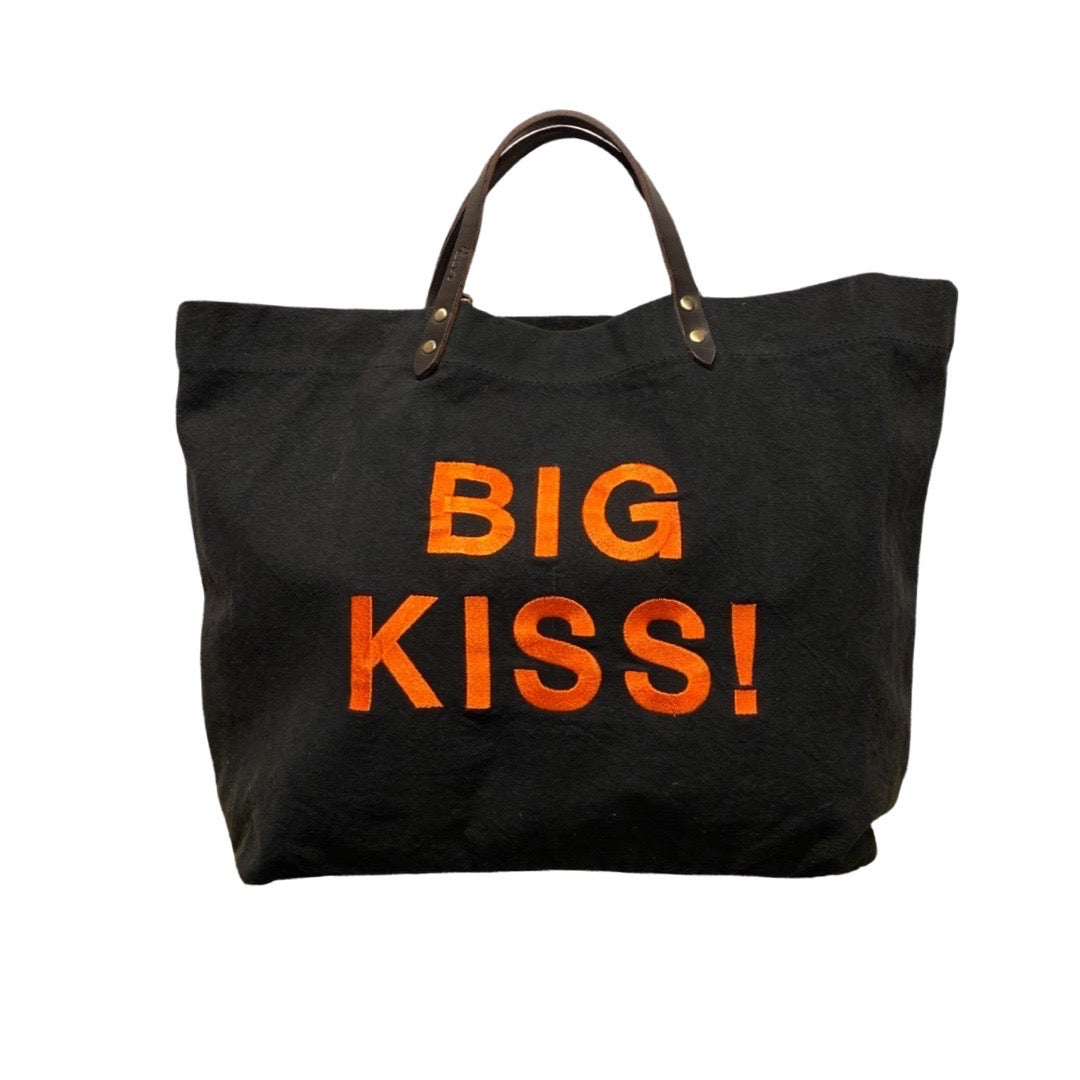 Bestickte Stofftasche von LABEL17 mit braunen Lederhenkeln und BIG KISS Botschaft auf der Vorderseite. Hergestellt in Marokko
