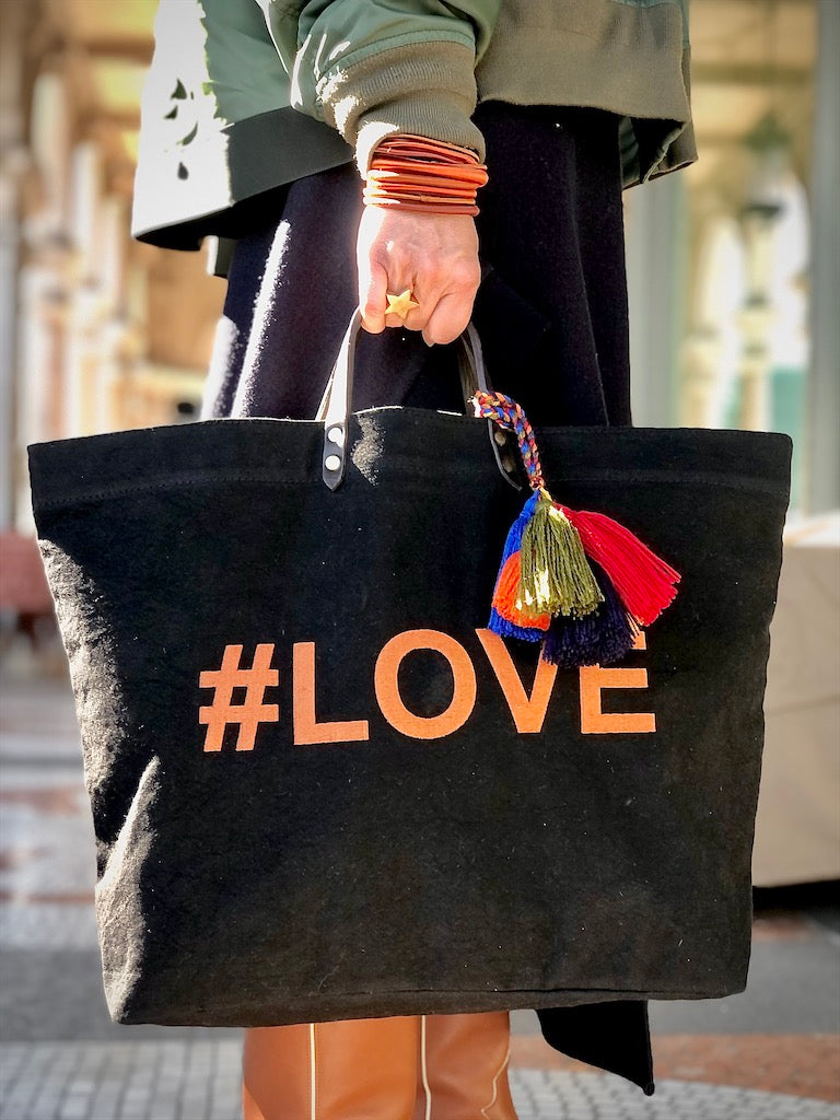 Bestickte Stofftasche von LABEL17 mit braunen Lederhenkeln und #LOVE Botschaft auf der Vorderseite. Hergestellt in Marokko