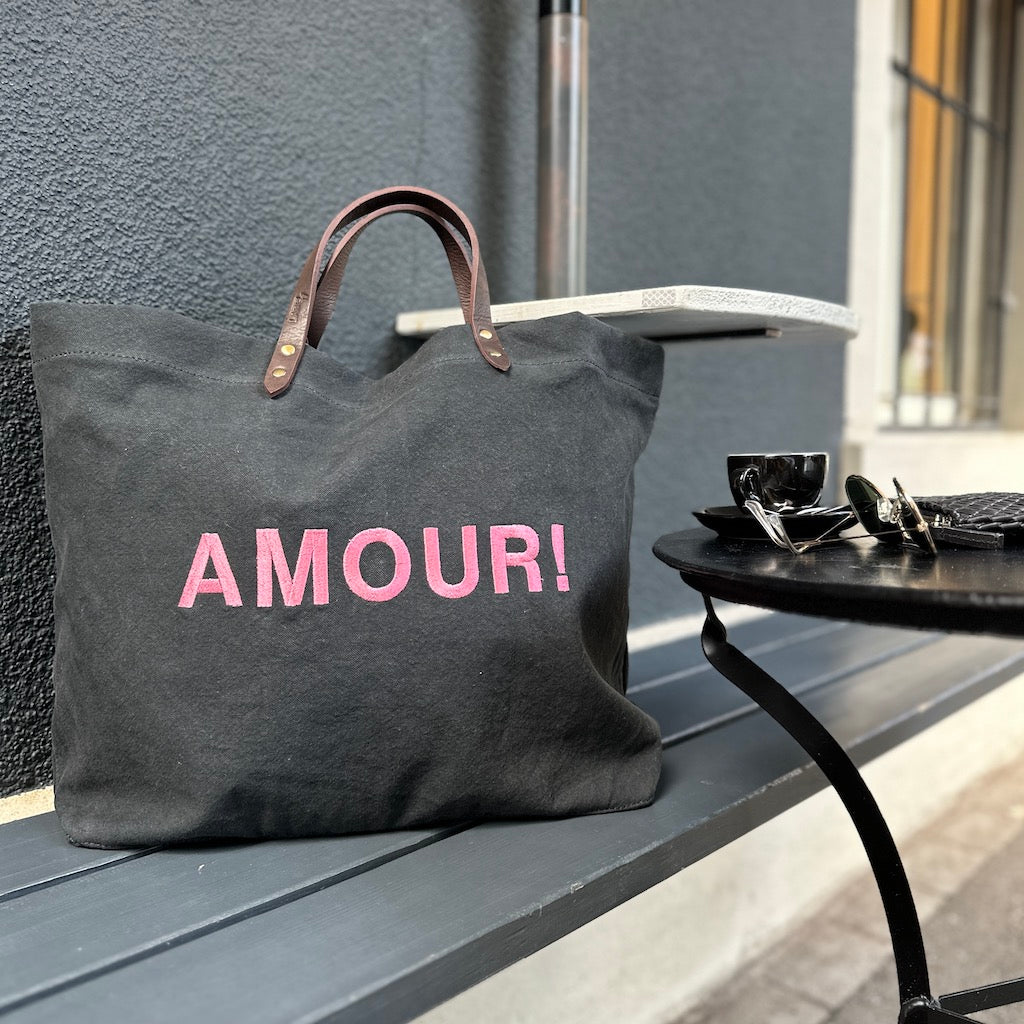Bestickte Stofftasche von LABEL17 mit braunen Lederhenkeln und AMOUR Botschaft auf der Vorderseite. Hergestellt in Marokko