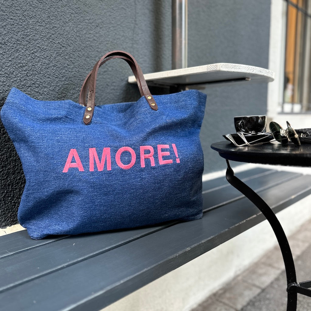 Bestickte Stofftasche von LABEL17 mit braunen Lederhenkeln und AMORE Botschaft auf der Vorderseite. Hergestellt in Marokko