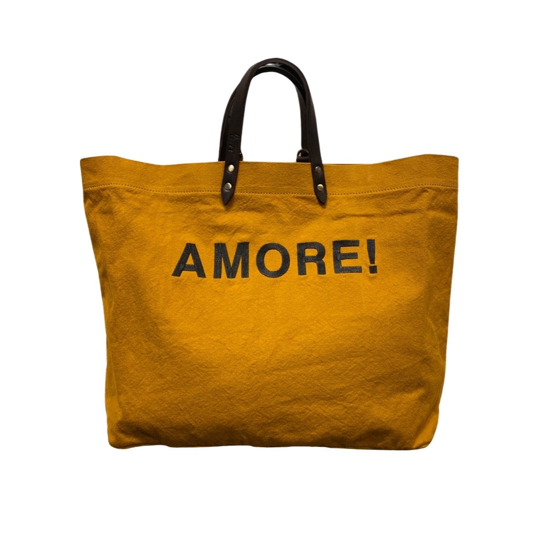 Bestickte Stofftasche von LABEL17 mit braunen Lederhenkeln und AMORE Botschaft auf der Vorderseite. Hergestellt in Marokko
