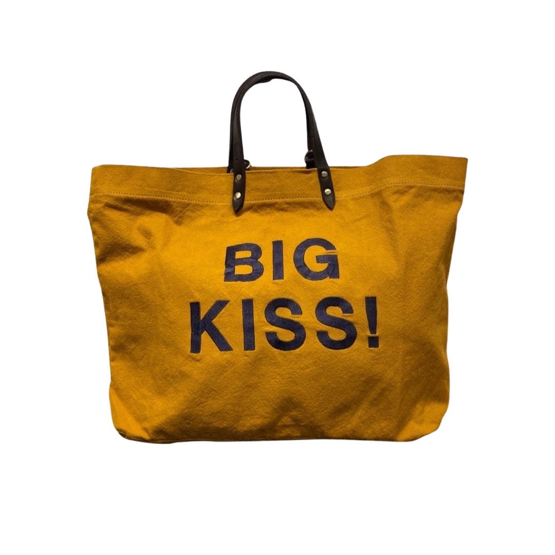 Bestickte Stofftasche von LABEL17 mit braunen Lederhenkeln und BIG KSS Botschaft auf der Vorderseite. Hergestellt in Marokko