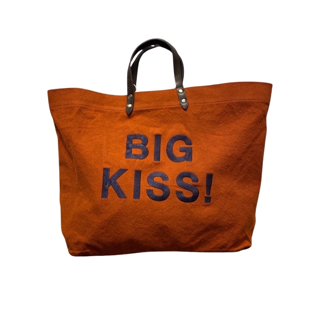 Bestickte Stofftasche von LABEL17 mit braunen Lederhenkeln und BIG KISS Botschaft auf der Vorderseite. Hergestellt in Marokko