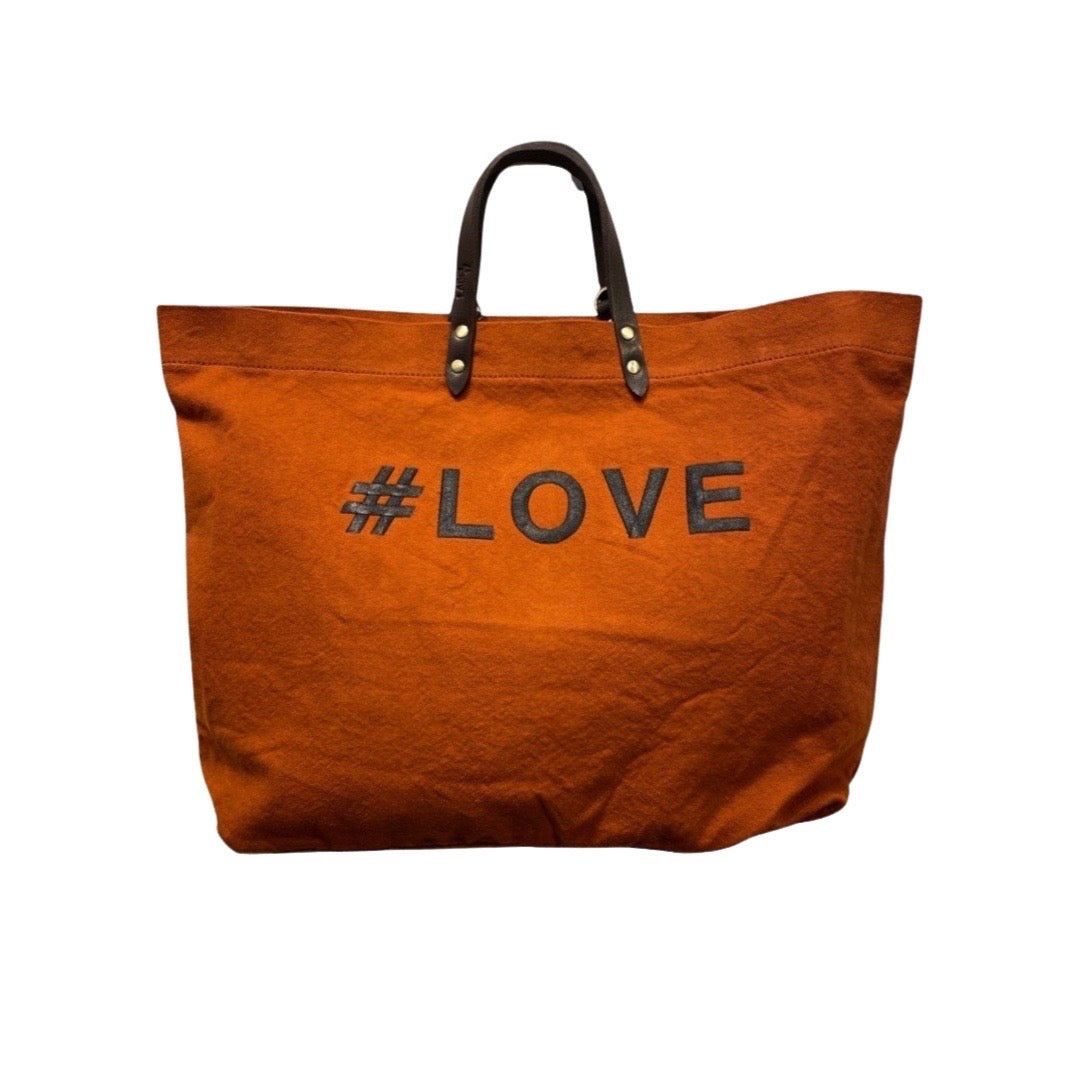 Bestickte Stofftasche von LABEL17 mit braunen Lederhenkeln und #LOVE Botschaft auf der Vorderseite. Hergestellt in Marokko