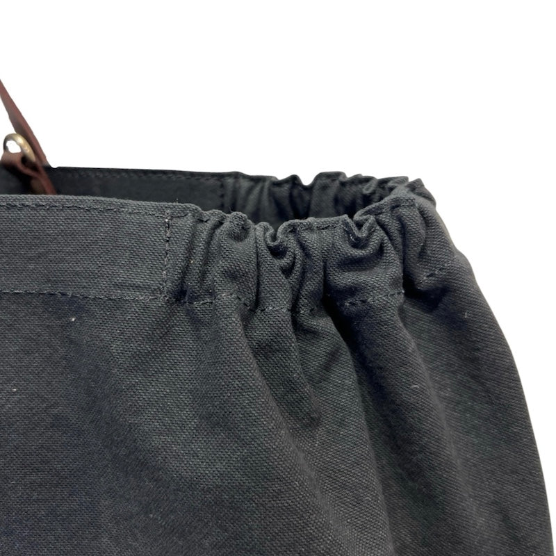 Detail einer bestickten Stofftasche von LABEL17 mit braunen Lederhenkeln und #LOVE, AMOUR, BIG KISS oder AMORE! Botschaft auf der Vorderseite. Hergestellt in Marokko