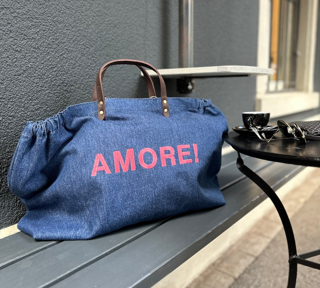 Bestickte Stofftasche von LABEL17 mit braunen Lederhenkeln und AMORE Botschaft auf der Vorderseite. Hergestellt in Marokko
