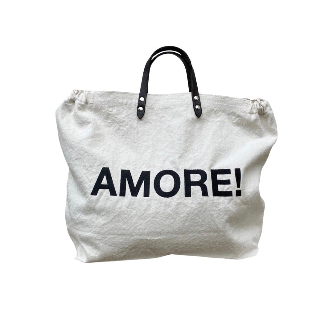 Bestickte Stofftasche von LABEL17 mit braunen Lederhenkeln und AMORE Botschaft auf der Vorderseite. Hergestellt in Marokko