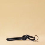 Markanter Schlüsselanhänger KNOT, von LABEL17, aus geschmeidigem Nappaleder. Vielseitig einsetzbar, ob als Schlüsselanhänger oder als Accessoire an der Tasche. Ein Statement Piece mit Charakter.