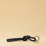 Markanter Schlüsselanhänger KNOT, von LABEL17, aus geschmeidigem Nappaleder. Vielseitig einsetzbar, ob als Schlüsselanhänger oder als Accessoire an der Tasche. Ein Statement Piece mit Charakter.