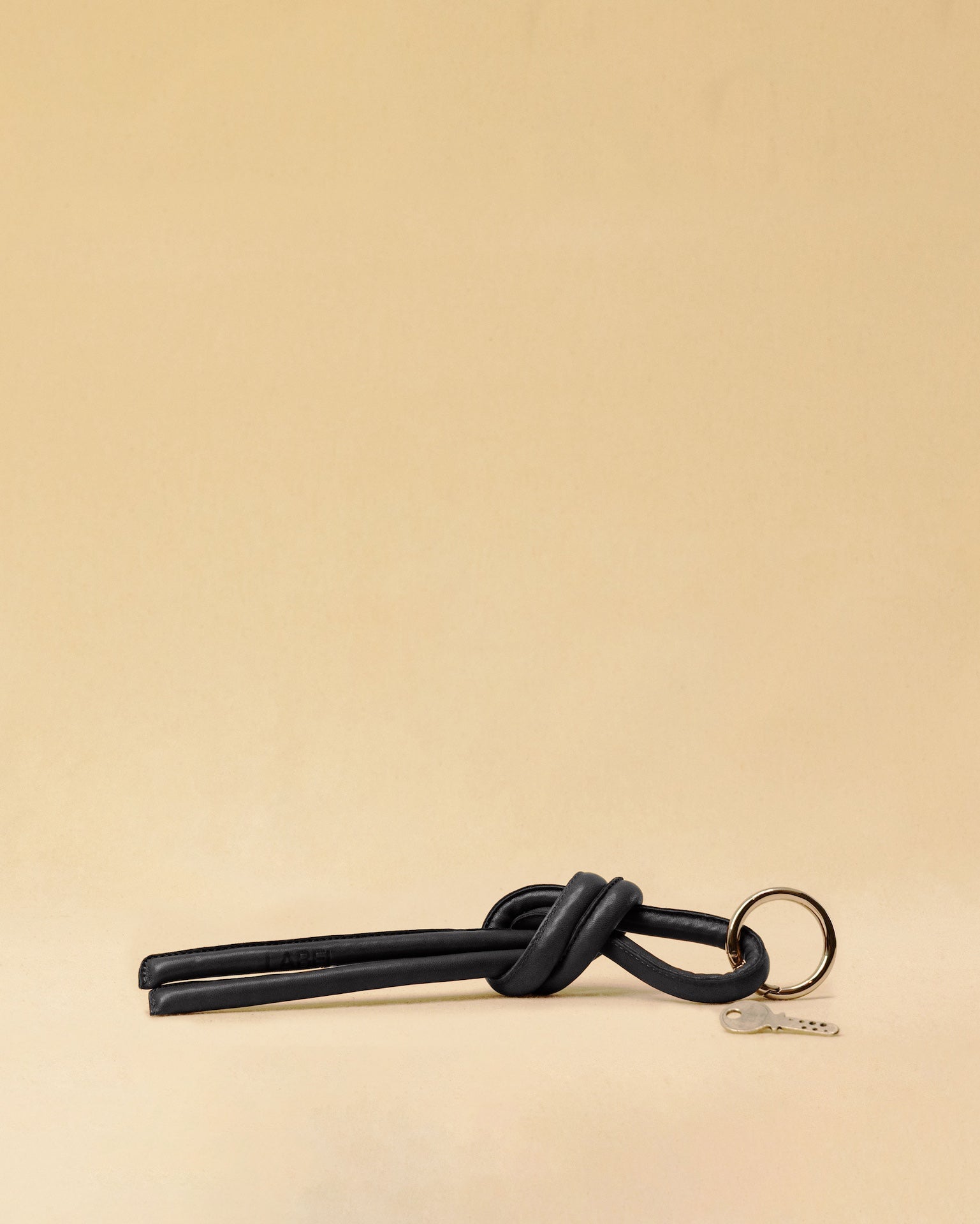 Markanter Schlüsselanhänger KNOT, von LABEL17, aus geschmeidigem Nappaleder. Vielseitig einsetzbar, ob als Schlüsselanhänger oder als Accessoire an der Tasche. Ein Statement Piece mit Charakter.