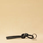 Markanter Schlüsselanhänger KNOT, von LABEL17, aus geschmeidigem Nappaleder. Vielseitig einsetzbar, ob als Schlüsselanhänger oder als Accessoire an der Tasche. Ein Statement Piece mit Charakter.