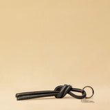 Markanter Schlüsselanhänger KNOT, von LABEL17, aus geschmeidigem Nappaleder. Vielseitig einsetzbar, ob als Schlüsselanhänger oder als Accessoire an der Tasche. Ein Statement Piece mit Charakter.