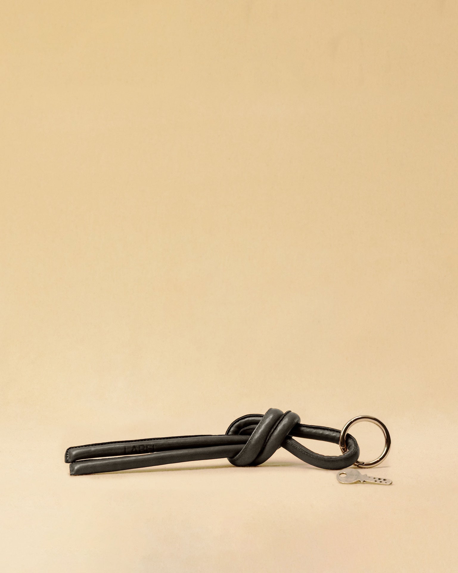 Markanter Schlüsselanhänger KNOT, von LABEL17, aus geschmeidigem Nappaleder. Vielseitig einsetzbar, ob als Schlüsselanhänger oder als Accessoire an der Tasche. Ein Statement Piece mit Charakter.