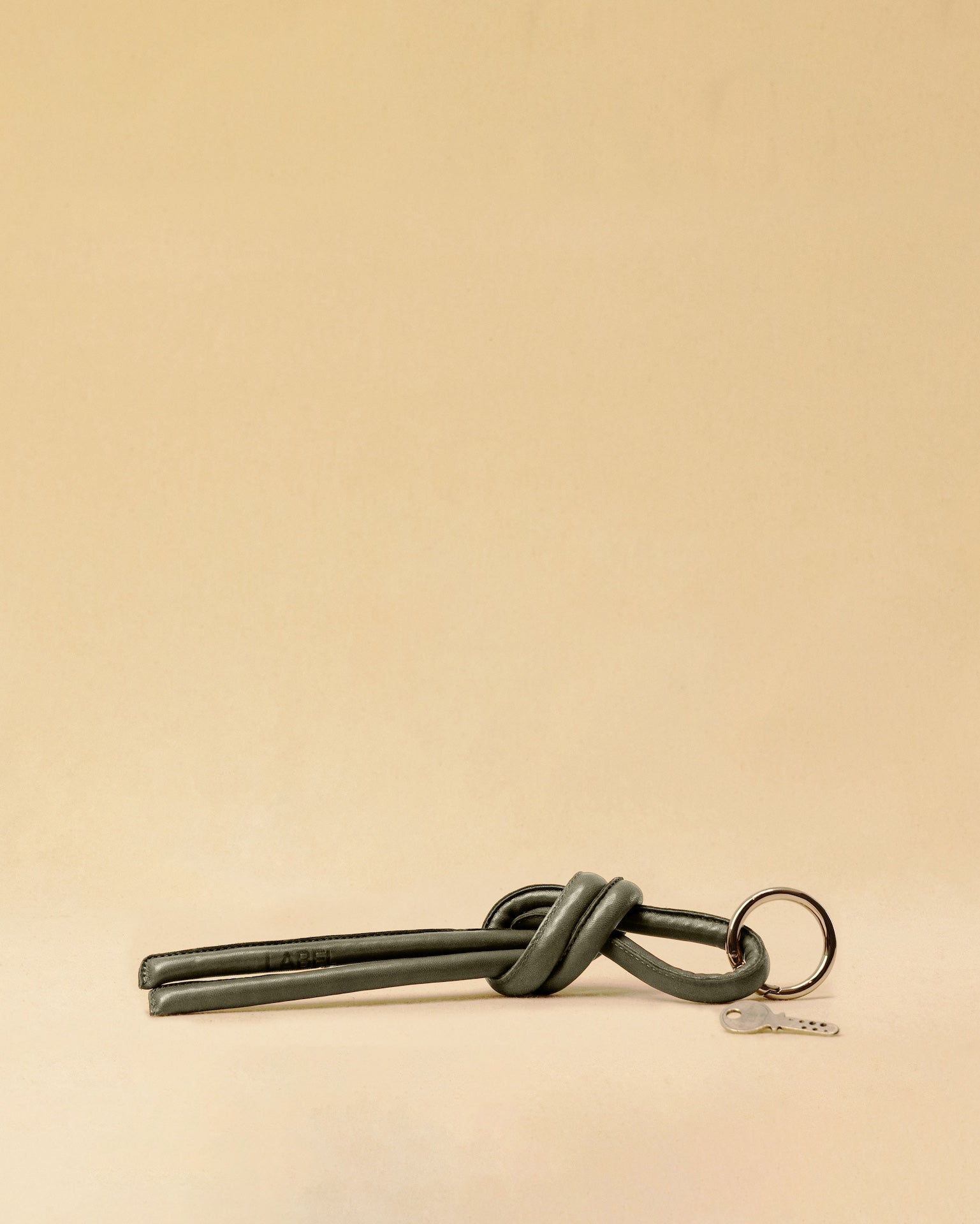 Markanter Schlüsselanhänger KNOT, von LABEL17, aus geschmeidigem Nappaleder. Vielseitig einsetzbar, ob als Schlüsselanhänger oder als Accessoire an der Tasche. Ein Statement Piece mit Charakter.