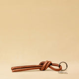 Markanter Schlüsselanhänger KNOT, von LABEL17, aus geschmeidigem Nappaleder. Vielseitig einsetzbar, ob als Schlüsselanhänger oder als Accessoire an der Tasche. Ein Statement Piece mit Charakter.